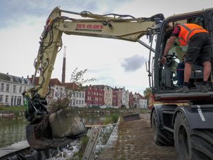 Zandzakken verdwijnen na ruim vijf jaar: herstel oude kademuren in Bergen op Zoom gaat van start