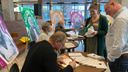 Roosendaal werft nieuwe werknemers met Fakka bro en koekjestest in boek