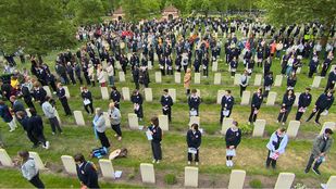 1000 Canadezen studenten op War Cemetery Bergen op Zoom