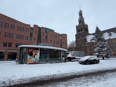 Het Raadhuisplein in Etten-Leur ligt onder de sneeuw.