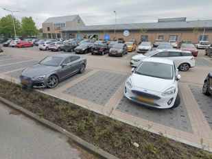 Parkeerterrein bij winkelcentrum Tolberg wordt eenrichtings&shy;verkeer na klachten bezoekers