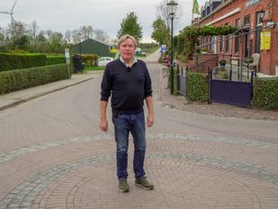 Dik Samsom op de betreffende kruising in Woensdrecht.