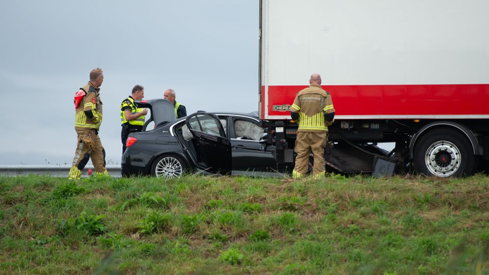 Auto ongeluk onder vrachtwagen Steenbergen snelweg a4