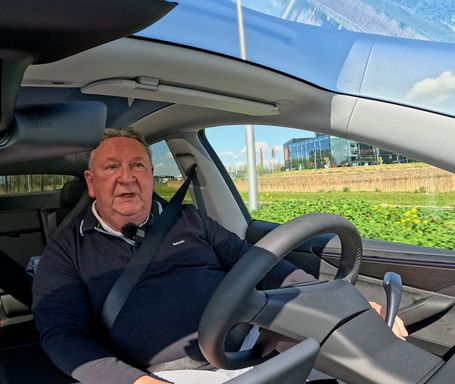 Pieter hoeft zijn stuur en gaspedaal niet te gebruiken tijdens het rijden.