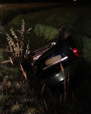 Inzittenden van auto gevlucht na crash in sloot