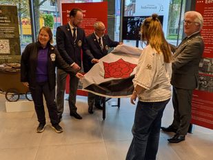 Meer dan tachtig jaar oud bevrijdingsvaandel gerestaureerd en opnieuw onthuld in Roosendaal