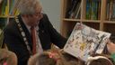 Burgemeester leest voor aan kinderen van basisschool Lavoor