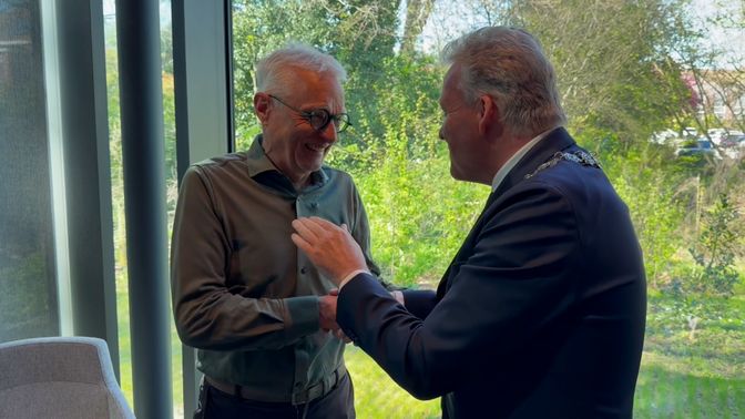 Jan van Pul krijgt van burgemeester Mark Buijs de Roosenspeld.