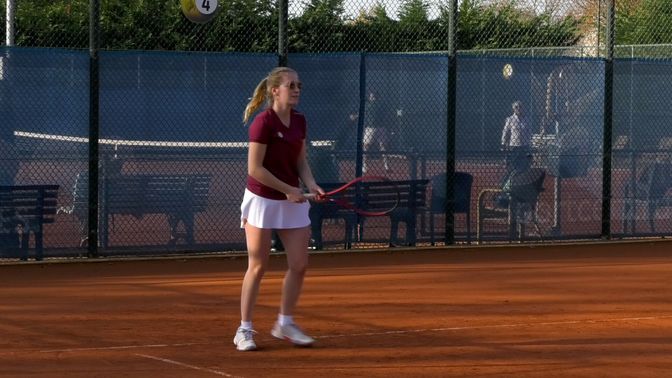 Jong en oud is te vinden op de tennissbaan om Chantal te steunen.
