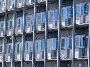 Slepend conflict over brand&shy;veiligheid en overlast bij opvang arbeids&shy;migranten