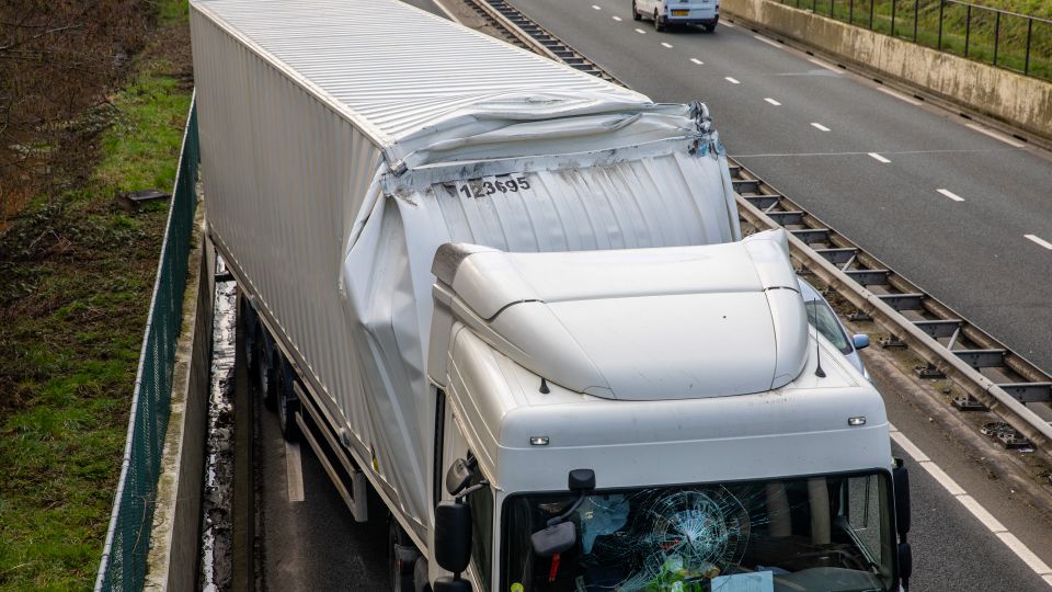 Vrachtwagen zwaar beschadigd na aanrijding met viaduct