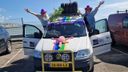 Gaby en Jory doen met oud barrel &#8216;Truus&#8217; mee aan de Carbage run