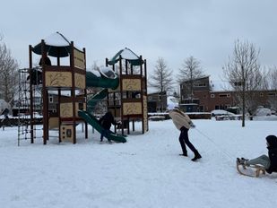 De kinderen in Etten-Leur genieten in de sneeuw.