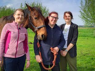 Deelnemers Lydia en Elise en eigenaar Jaqueline Sommeling in de paardenwei van De Leemberg