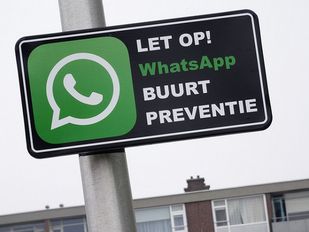 Close-up verkeersbord met de tekst Let op! WhatsApp Buurt Preventie
