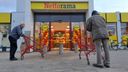Mensen in de rij voor opening Nettorama supermarkt in Hoogerheide