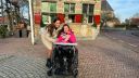 Rosalynn (10) is meervoudig beperkt en wil dolgraag naar K3, maar heeft geen vervoer