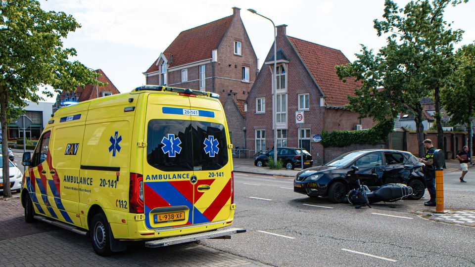 Twee gewonden bij botsing tussen auto en scooter in Bergen op Zoom