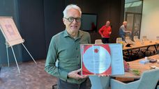 Jan van Pul kreeg dinsdagmiddag een Roosenspeld uit handen van burgemeester Mark Buijs.