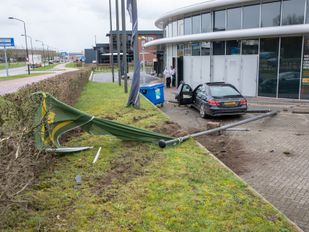 Auto raakt van weg en komt tot stilstand in McDrive