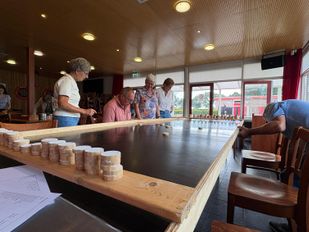 Leden bereiden zich voor op de grote sjoelbakwedstrijd (Foto: ZuidWest Update)