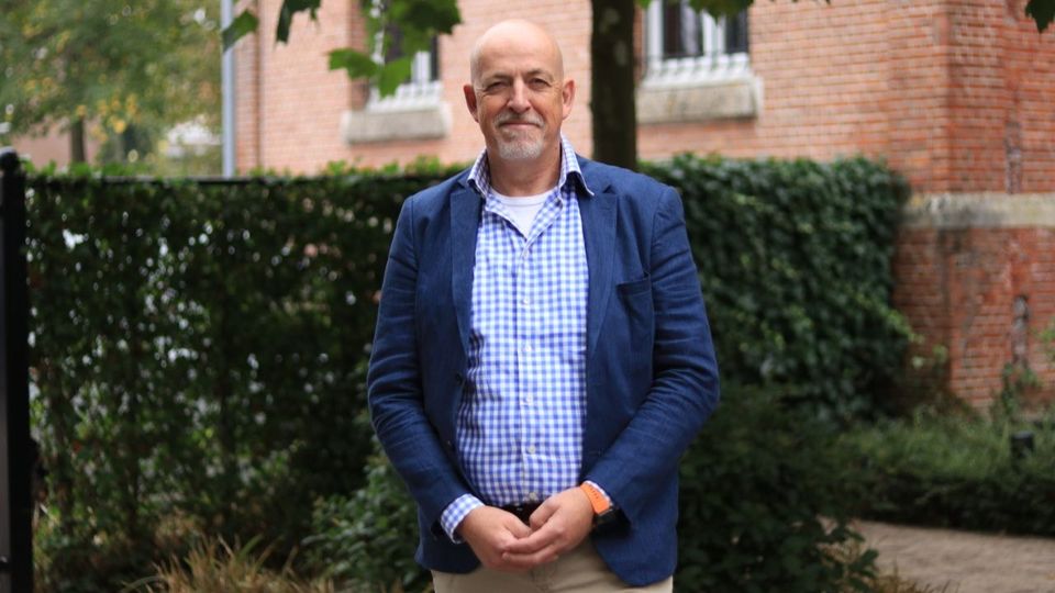 De andere kant van de Moerdijkse raadszaal was even wennen voor Arno Fens: &#8216;Maar ik vind het supergaaf&#8217;