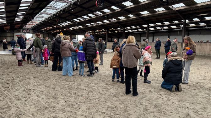 Er staat ook een lange rij voor het pony rijden op de zondagmiddag bij Stal 't Sander.
