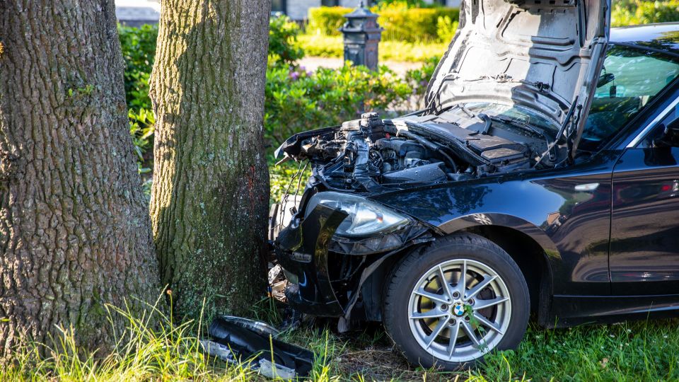 Auto botst tegen boom in Schijf