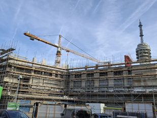 Buurt en bewoners nemen kijkje op bouwplaats De Nieuwe Brink: &#8216;Eerste steenlegging? Ik zie er al een hele hoop!&#8217;