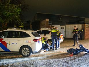 Moment nadat de verdachten tegen de politieauto aanbotsen (Foto: 112Markiezaten)