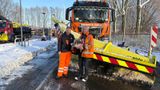 Jaap en Kees naast de sneeuwschuiver waar ze viraal mee zijn gegaan (Foto: ZuidWest Update)