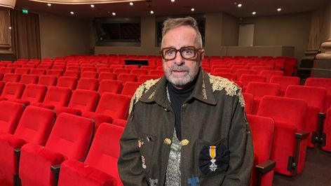 Jac van den Elshout-Westplate verrast met koninklijke onderscheiding na jubileumshow