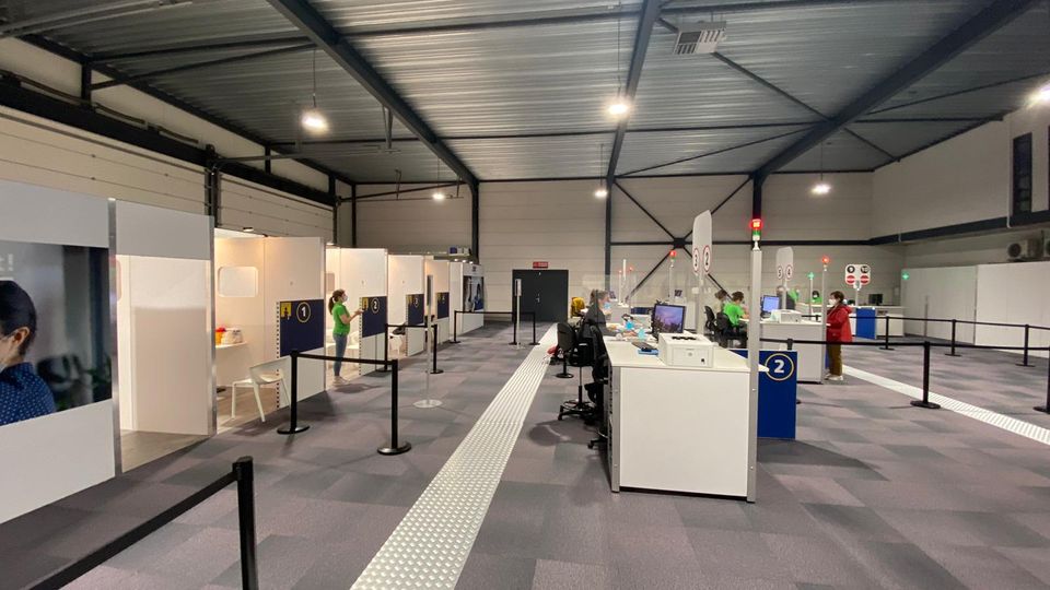 Hangar van Breda Airport gevuld met prikposten voor coronavaccinatie