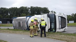 vrachtwagen gekanteld Klundert