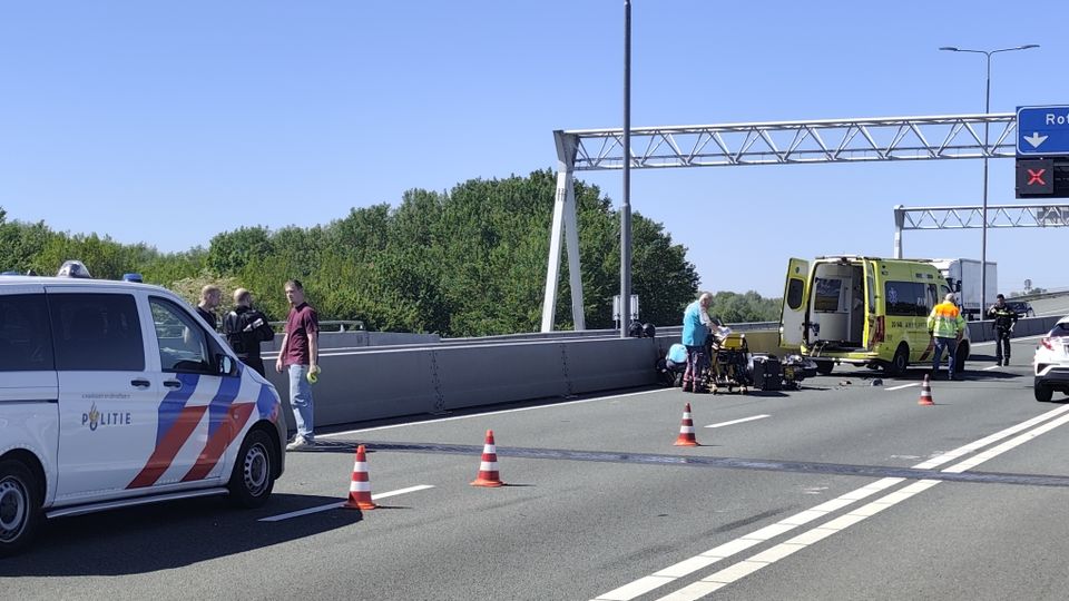 Motorrijder botst op pick-up, snelweg A29 deels afgesloten