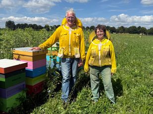 Imkers Peter van Rugge en Karin van Roosendal-Van Eijk