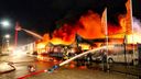 Enorme brand verwoest autobedrijf en tientallen auto&#8217;s
