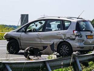 Auto zwaar beschadigd bij eenzijdig ongeval op A58 bij Wouw
