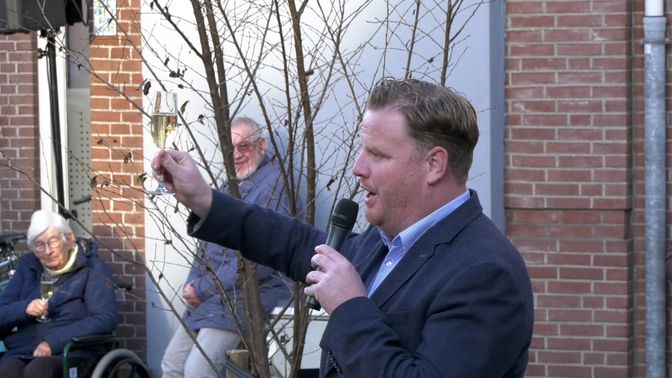 Wethouder Thomas Melisse proost op een mooie toekomst voor het vernieuwde centrum.
