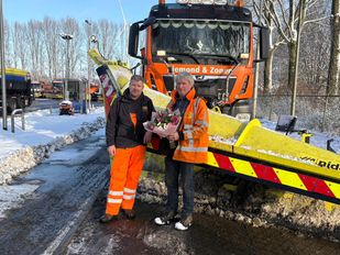 Jaap en Kees naast de sneeuwschuiver waar ze viraal mee zijn gegaan (Foto: ZuidWest Update)