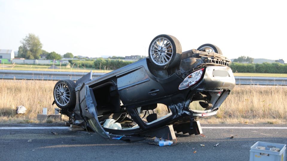 Auto slaat over de kop op A59 bij Fijnaart