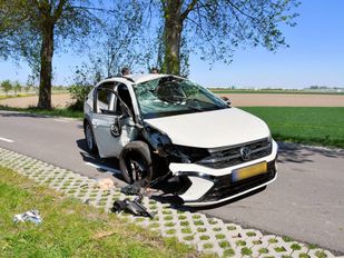 Auto slaat over de kop op Plaatweg bij Sint-Maartsendijk