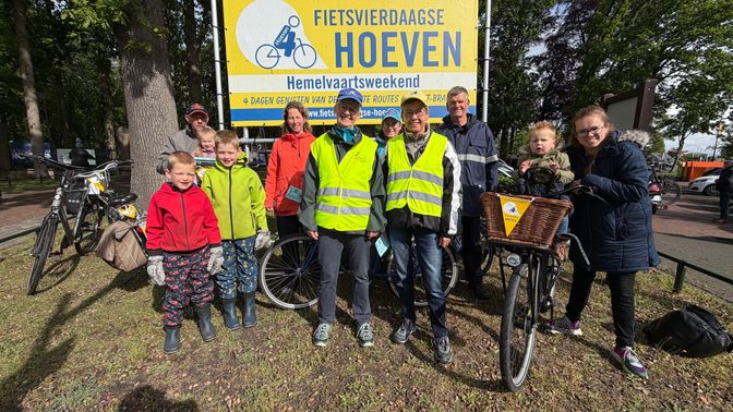 De twee zussen krijgen hun familieleden aan het fietsen.
