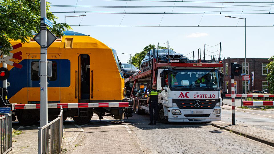 Trein en vrachtwagen botsen op spoorweg&shy;overgang
