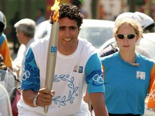 Miguel Indurain draagt in 2004 de Olympische vlam in Barcelona