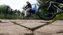 Waterschapbestuurder op de fiets in gesprek met medewerkers