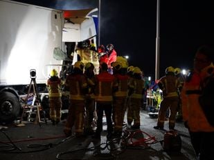 Botsing ongeval vrachtwagens a16 Moerdijkbrug Moerdijk