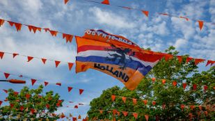 Versiering in straat voor Nederlands elftal