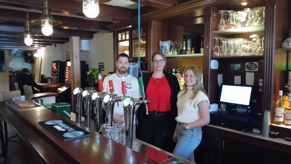 vlnr Mira van den Bempt, Egbert Schuurman en Senna Smits van café An