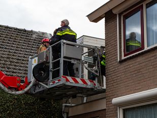 Vrouw met katapult van dak gehaald na urenlange inzet in Roosendaal